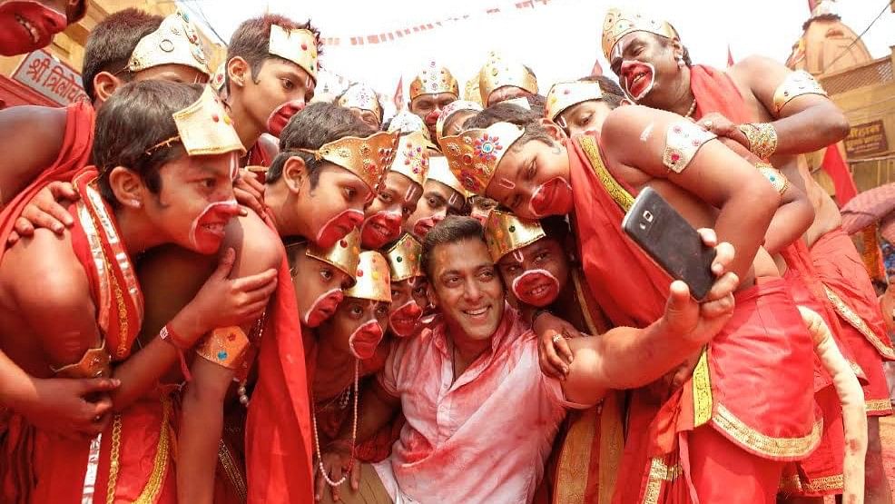 Selfie Le Le Re sets a trend with Salman's infectious energy and catchy lyrics. The song is vibrant, peppy, and exuberantly enjoyable.