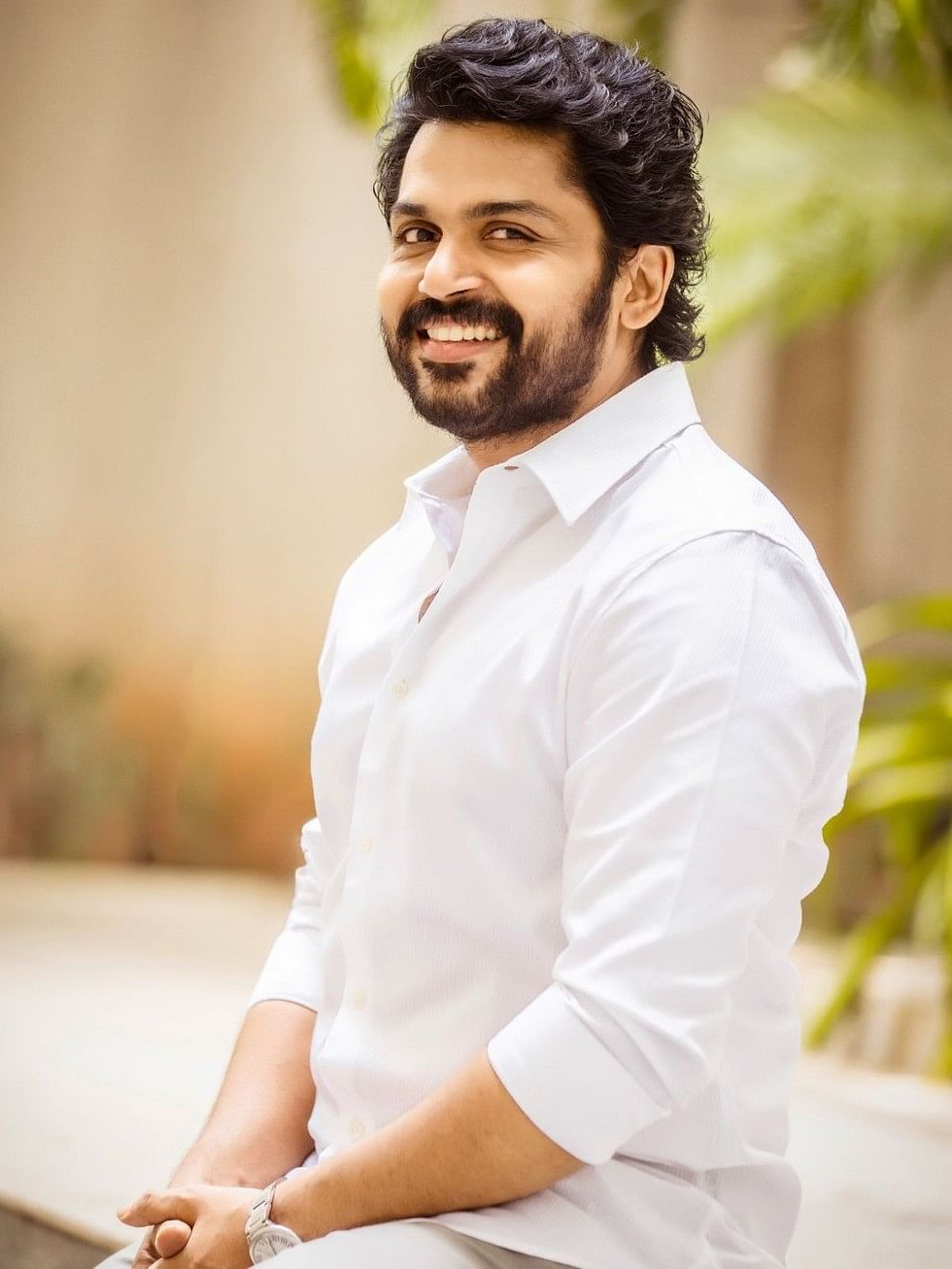 Tamil actor Karthi dreamed of becoming a filmmaker and worked under Mani Ratnam in the film Ayutha Ezhuthu.  