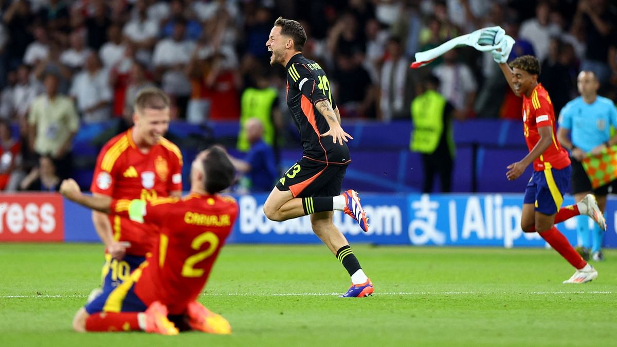 Spain's Alex Remiro and Lamine Yamal celebrate after winning the final against England.