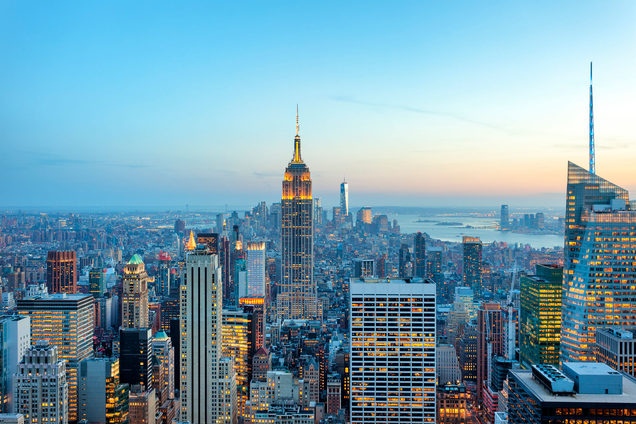 排名第七的是纽约市。纽约市因住房和日常生活成本高昂而以生活成本高昂而闻名。