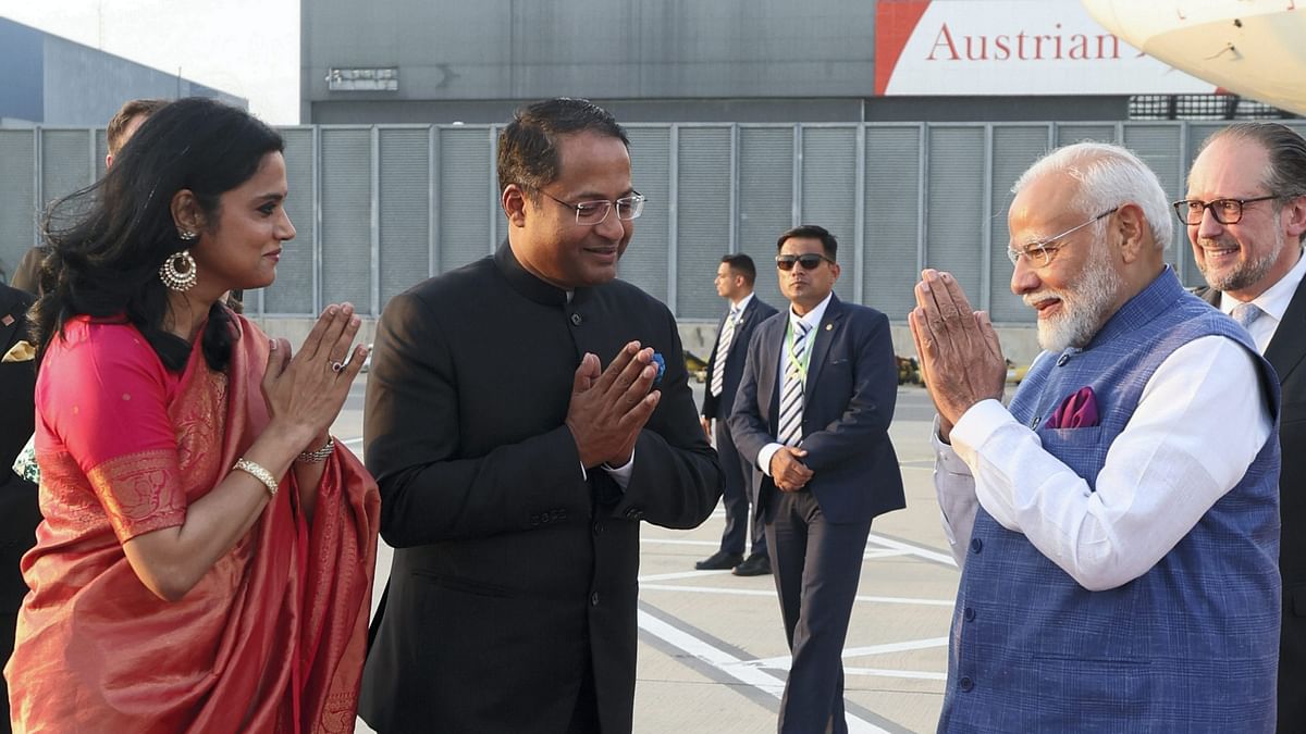 Prime Minister Narendra Modi being welcomed at the airport in Vienna.