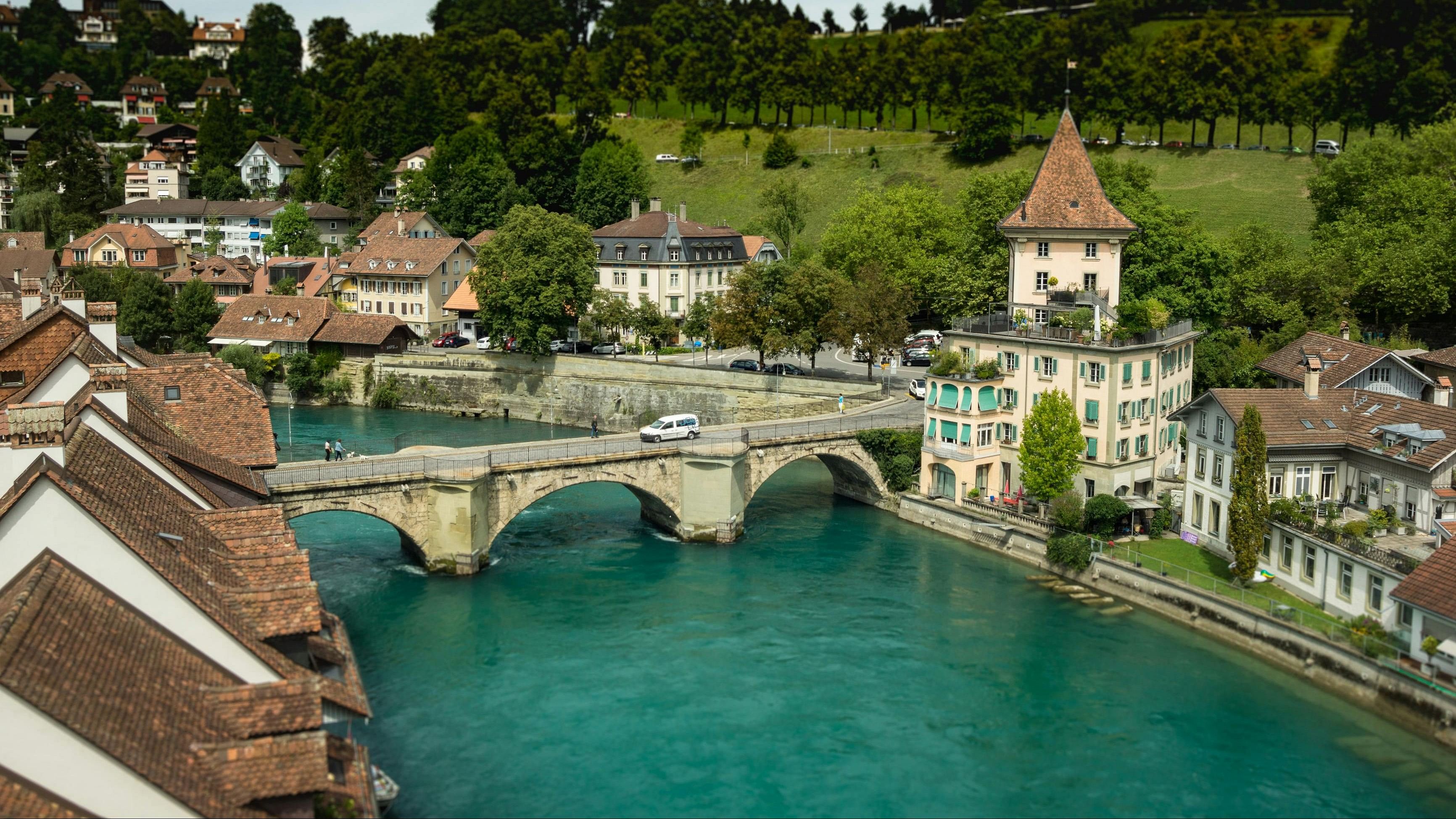 瑞士首都是另一个生活成本高昂的城市，以其美丽的风景和高昂的生活成本而闻名，该城市在榜单上排名第六。
