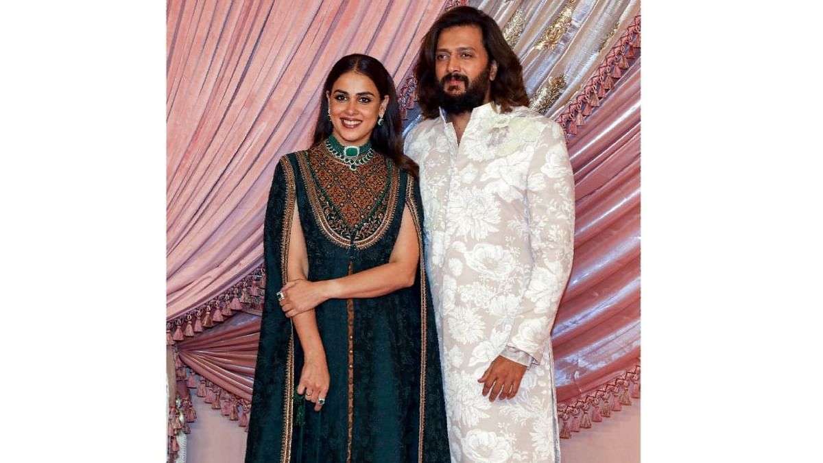 The most adorable Bollywood couple Riteish Deshmukh and Genelia made heads turn with their appearance.