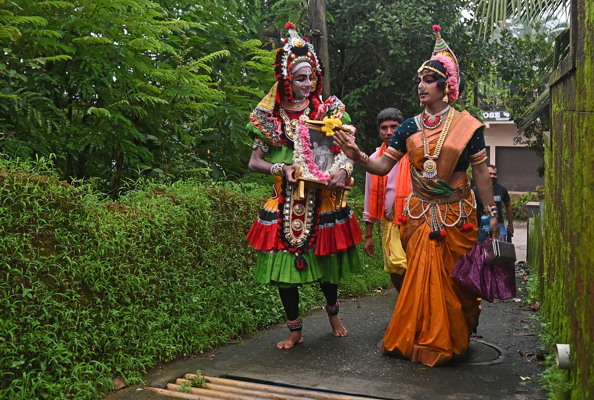 Chikka mela artistes on their way to perform at houses in Mangaluru.