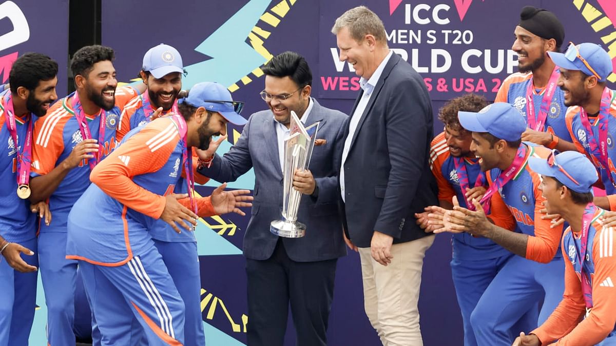 Rohit Sharma pulling out the wrestler Ric Flair swag as he lifts the WC trophy.