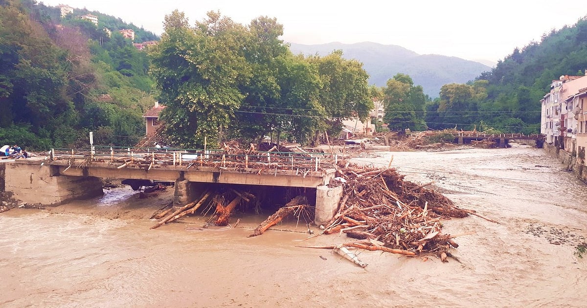 Bridge collapse following mudslide leaves 2 dead, 12 missing in China