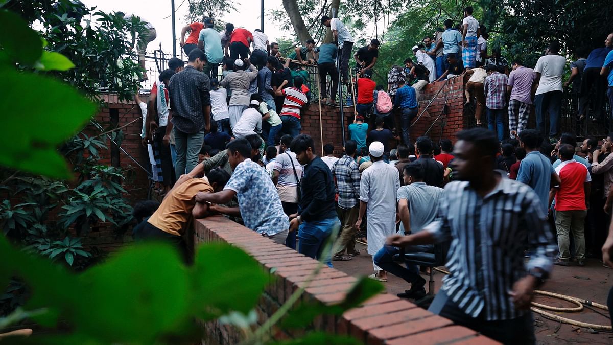 Hundreds of people are seen exiting the Ganabhaban.