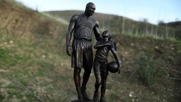 Lakers unveil statue of Kobe, Gianna Bryant