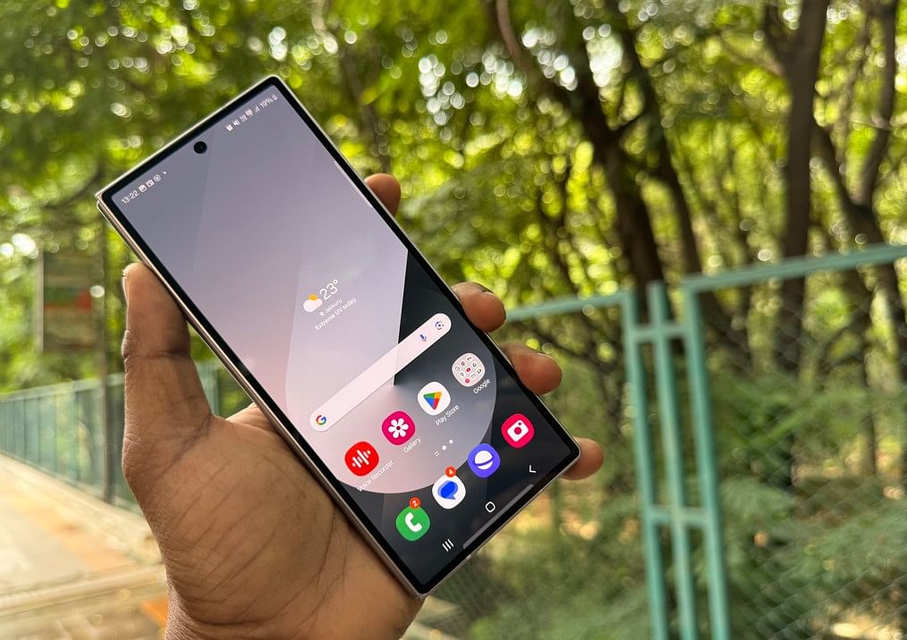 Samsung Galaxy Z Fold6's cover display.