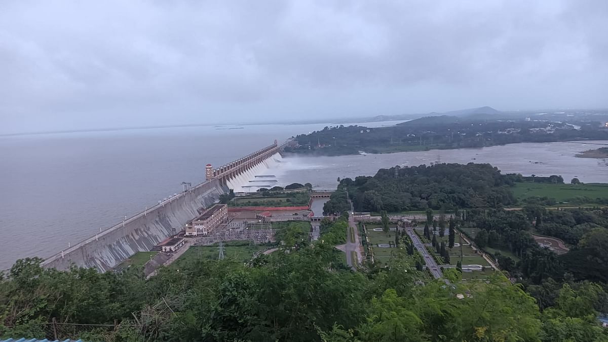 Water being released from all 33 gates of the Tungabhadra dam