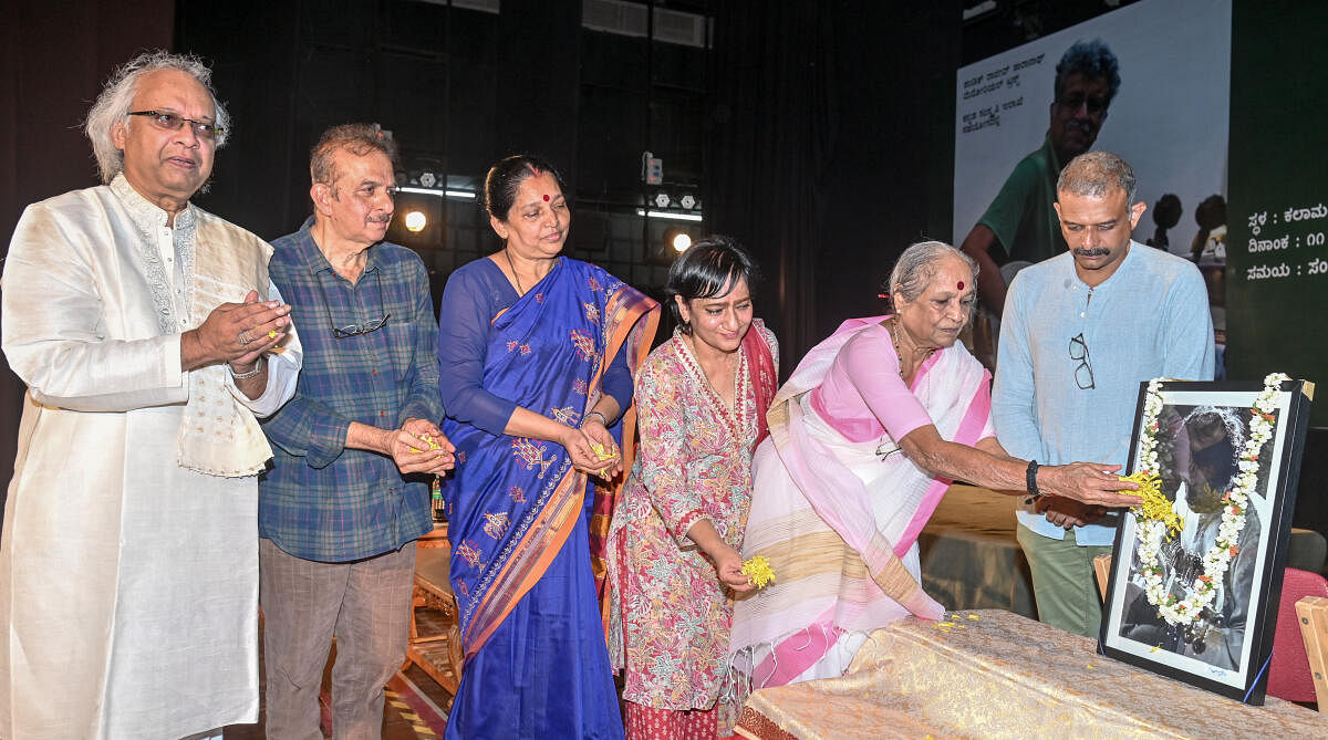 Noted vocalist and writer T M Krishna, Tabala and Sitar Maestro Pt Nayan Ghosh, Writer Vijaya, Writer-poet Jayanth Kaykini Director of Kannada and Culture Director Dharani Devi Malagatti, offer floral tribute to Pt Rajeev Taranath at the event- ‘Vikyatha Sarod Kalavida Pt Rajeev Taranath Avarige Preethiya Namana’ organised by Pandit Rajeev Taranath  memorial trust in association with Department of Kannada and Culture at Karnataka Kalamandira, on Hunsur Road, in Mysuru on Sunday evening. 