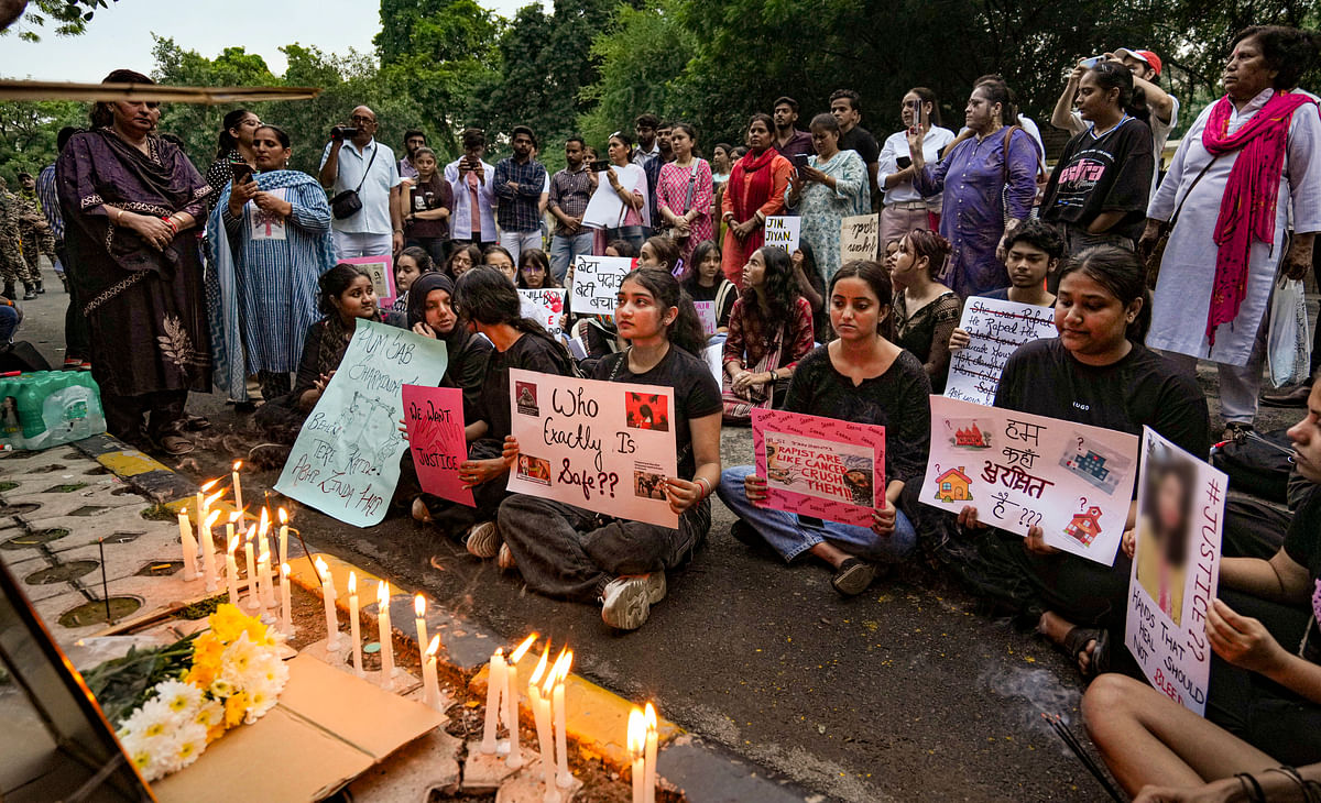 New Delhi: Students stage a candlelight protest demanding justice for the woman doctor who was allegedly raped and murdered at Kolkata's R G Kar Medical College and Hospital, at Jantar Mantar in New Delhi, Saturday, Aug 17, 2024. 