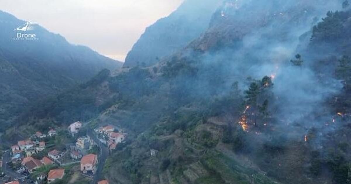 Centenas de bombeiros combatem os incêndios florestais da Madeira, em Portugal Centenas de bombeiros combatem os incêndios florestais da Madeira, em Portugal