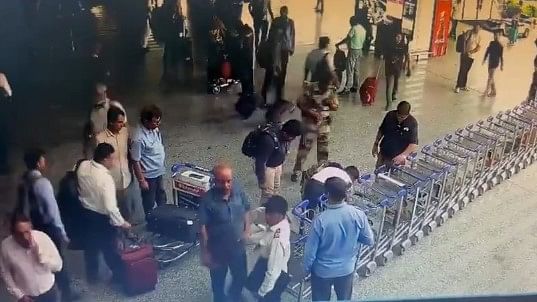 A quick CPR by jawan saves Kashmir-bound passenger in Delhi