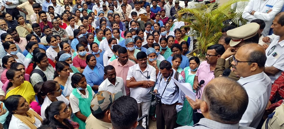 Doctors and staff of Araluguppe Mallegowda District Hospital in Chikkamagaluru stage a protest in Chikkamagaluru. 