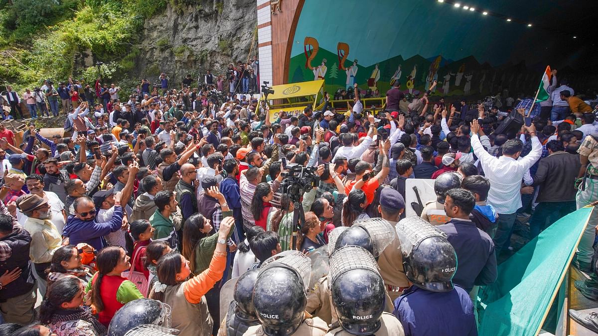 Raising slogans of "Jai Shri Ram" and "Hindu Ekta Zindabad", hundreds of protestors gathered at the Sabzi Mandi Dhalli and marched towards Sanjauli, defying prohibitory orders and ignoring warnings by the administration to lodge their protest and broke barricades erected near the Dhalli tunnel.