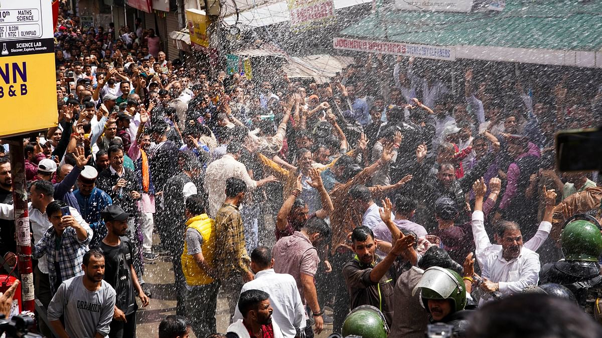 Police detained several protesters, including Hindu Jagran Manch secretary Kamal Gautam, and re-erected the barricade near the mosque, but the demonstrators remained and continued shouting slogans against the administration.