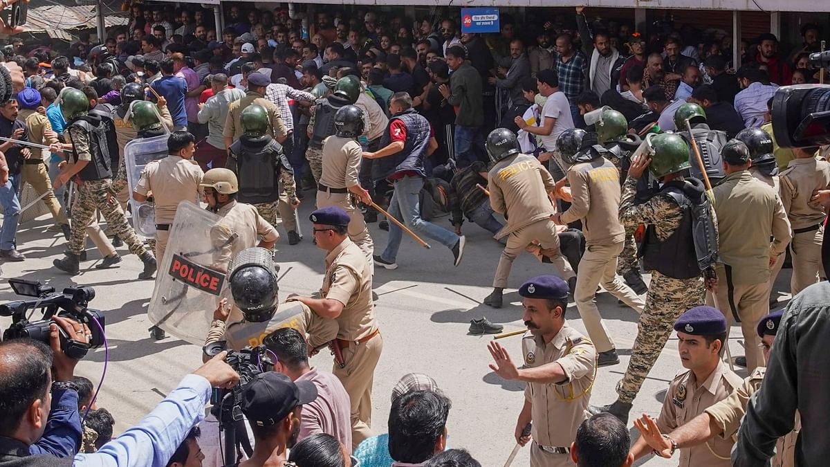 Police and security personnel lathicharge to disperse the protestors.