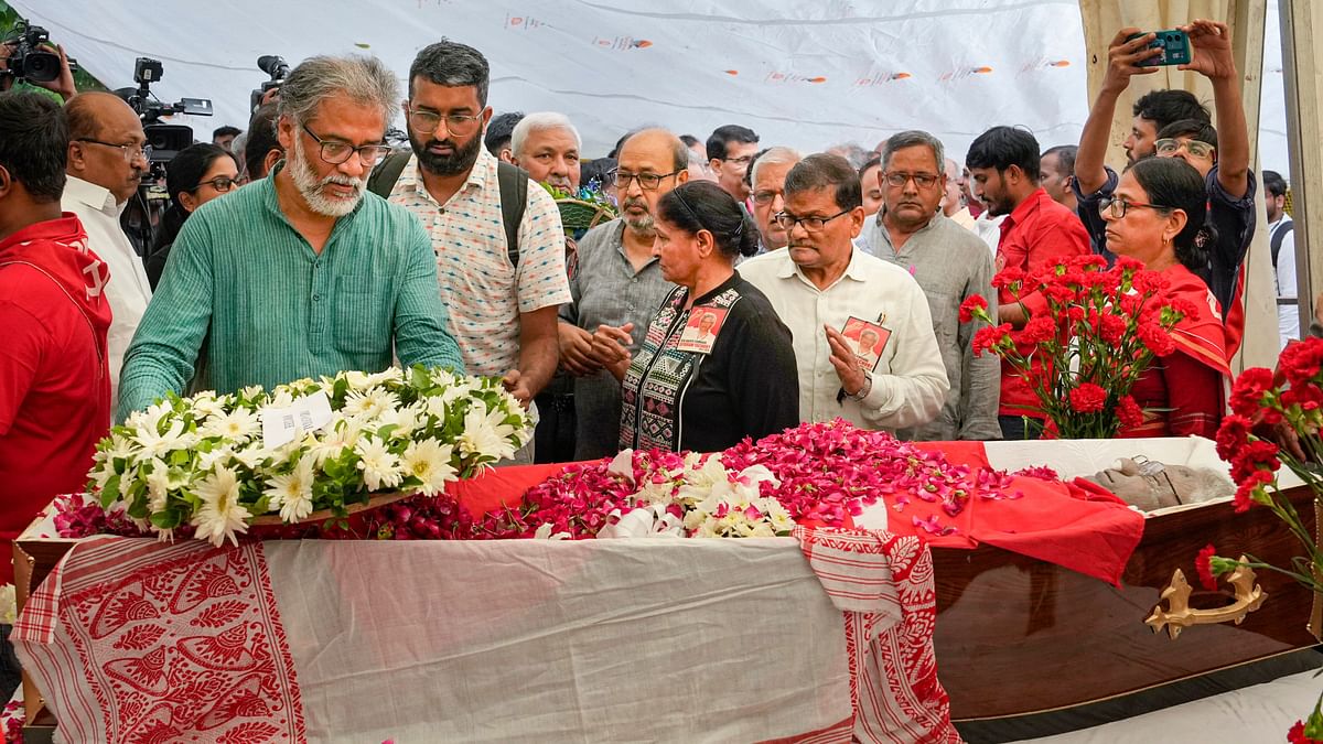 People pay tribute to the mortal remains of CPI (M) leader Sitaram Yechury, at the party headquarters, in New Delhi.