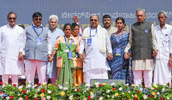 K J George, H C Mahadevappa, Siddaramaiah Chief Minister, Basavaraj Horatti, Padma Shri Harekala Hajabba,participated in Join hands for Democracy, longest Human Chain as the part of international Day of Democracy organised by Social Welfare Department and BBMP in association with various departments, banks, Civil Society's, NGO’s at Vidhana Soudha grand steps in Bengaluru on Sunday, 15th September 2024. 