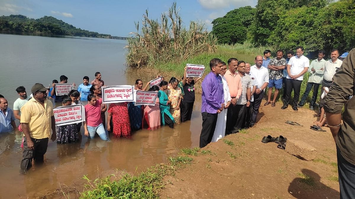 Pavoor Uliya residents stage protest by standing in waters of Nethravati river