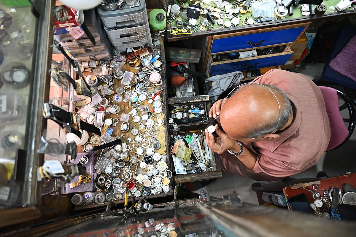 For Spectrum: Watchmaker Ali Nawaz Khan meticulously restores a mechanical timepiece bringing it back to life in his cozy Sultanpete shop Bengaluru. DH PHOTO/PUSHKAR V