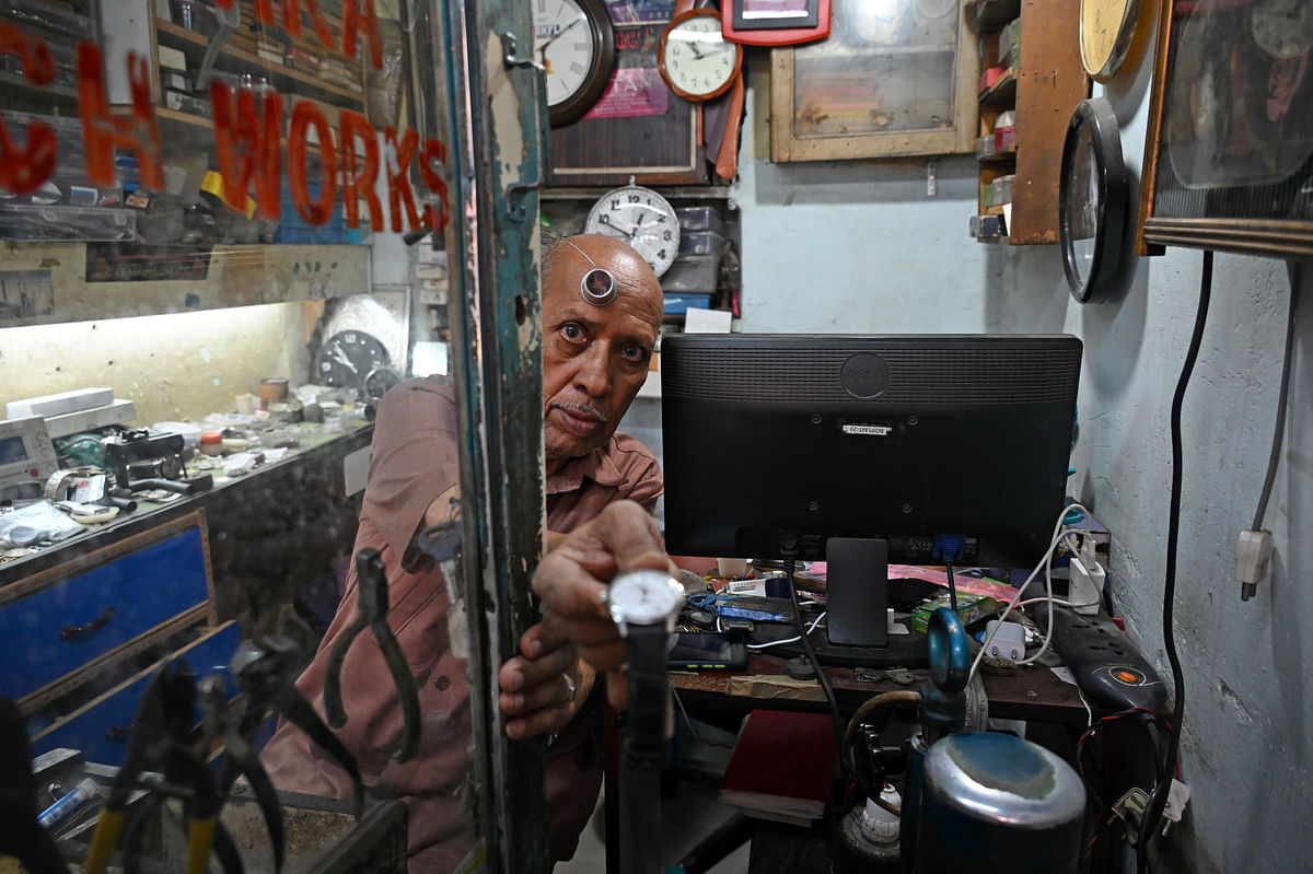 For Spectrum: Watchmaker Ali Nawaz Khan meticulously restores a mechanical timepiece bringing it back to life in his cozy Sultanpete shop Bengaluru. DH PHOTO/PUSHKAR V