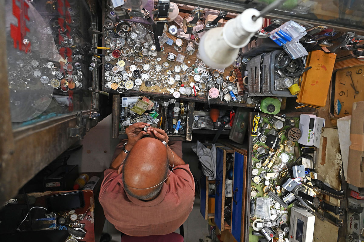 For Spectrum: Watchmaker Ali Nawaz Khan meticulously restores a mechanical timepiece bringing it back to life in his cozy Sultanpete shop Bengaluru. DH PHOTO/PUSHKAR V