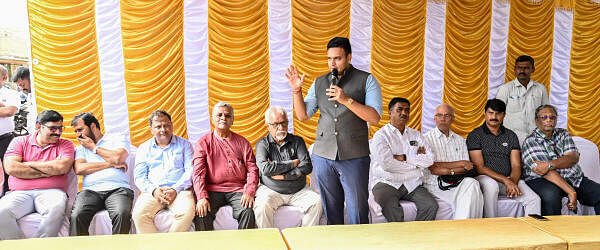 Mysore-Kodagu MP Yaduveer Krishnadatta Chamaraja Wadiyar holds a consultation meeting with officials, stakeholders and the public related to Pigeon menace, at the North gate of Mysuru Palace on Sunday. 