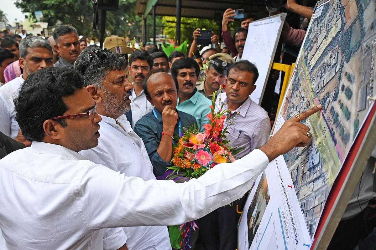 Deputy Chief Minister DK Shivakumar and BWSSB officials inspect the project plan. 