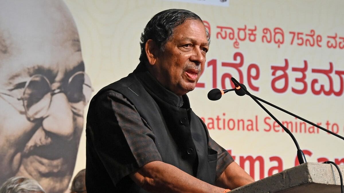 Siddaramaiah should tender resignation: Former Lokayukta Justice Santosh Hegde