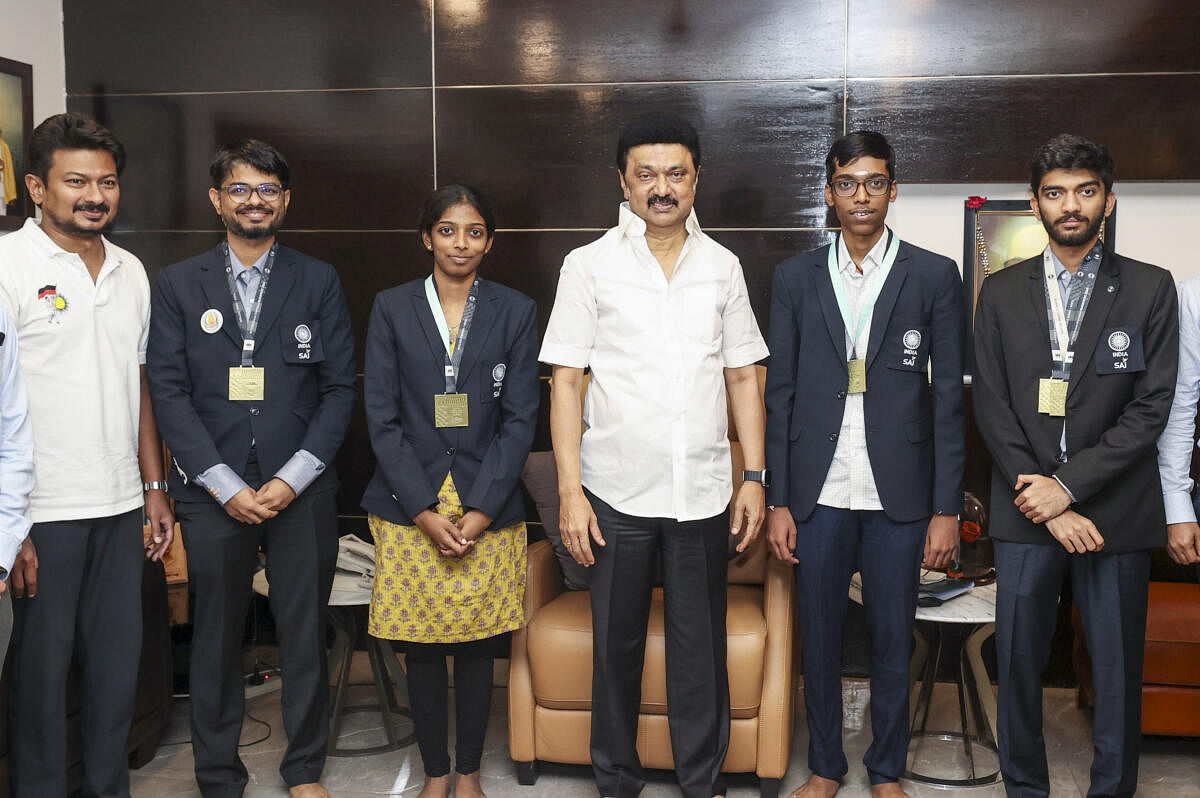 Tamil Nadu Chief Minister MK Stalin with Grandmasters D Gukesh and R Praggnanandhaa, woman GM R Vaishali and Sports Minister Udhayanithi Stalin at a felicitation ceremony after India won Gold medal in both open and women categories at the Chess Olympiad 2024, in Chennai