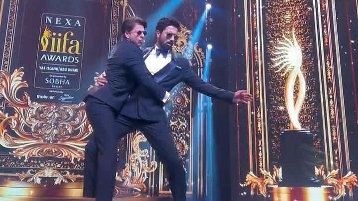 The IIFA Awards witnessed the magic of Pushpa: The Rise as Shah Rukh Khan and Vicky Kaushal danced to the famous "Oo Antava" song. 