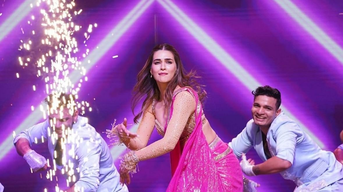 Kriti Sanon set the IIFA stage on fire with her breathtaking performance.