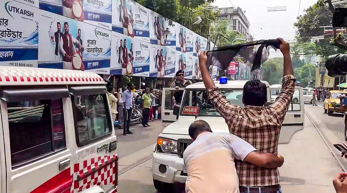 TMC students' wing supporters show black flags to Guv Bose outside Calcutta University