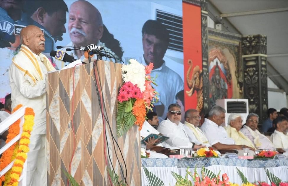 Scholar and writer Hampa Nagarajaiah speaks during the inauguration of the 414th annual Mysuru Dasara celebration, atop the Chamundi Hill, on Thursday morning.