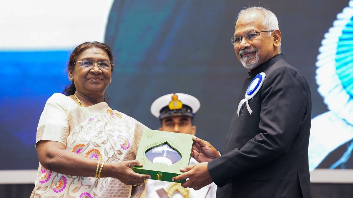 President Droupadi Murmu presents an award for ‘Ponniyin Selvan-Part I' to director Mani Ratnam during the 70th National Film Awards, at Vigyan Bhawan, in New Delhi.