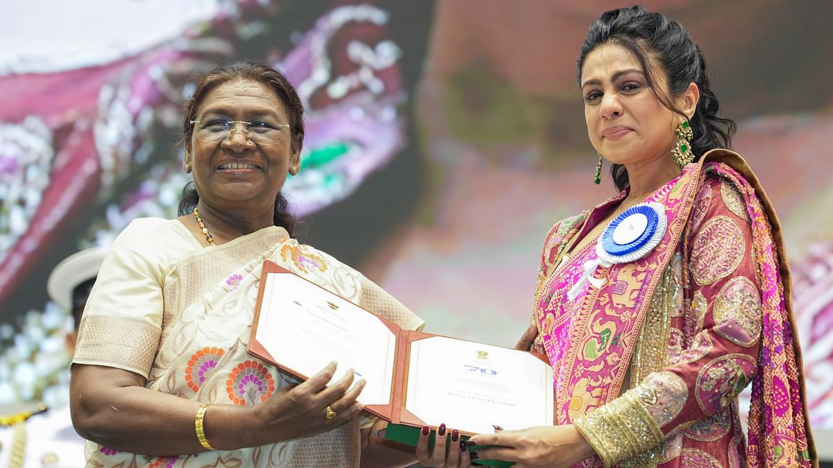 President Droupadi Murmu presents the 'Best Actress’ award for Gujarati film ‘Kutch Express' to Manasi Parekh during the 70th National Film Awards, at Vigyan Bhawan, in New Delhi.