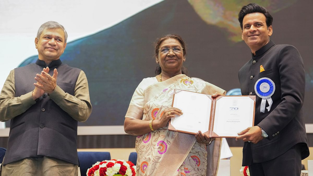 President Droupadi Murmu presents a 'Special Mention' award for Gulmohar to actor Manoj Bajpayee during the 70th National Film Awards, at Vigyan Bhawan, in New Delhi.