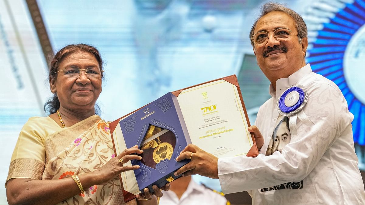 President Droupadi Murmu presents ‘Best Book on Cinema’ award for Kishore Kumar: The Ultimate Biography to author Anirudha Bhattarcharjee during the 70th National Film Awards, at Vigyan Bhawan, in New Delh.