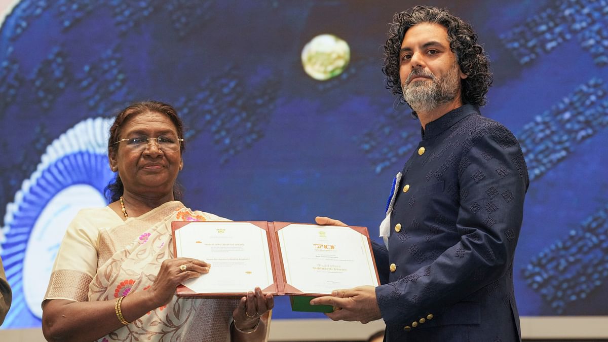 President Droupadi Murmu presents ‘Best Cinematography’ award for ‘Mono No Aware’ to Siddharth Diwan during the 70th National Film Awards, at Vigyan Bhawan, in New Delhi.