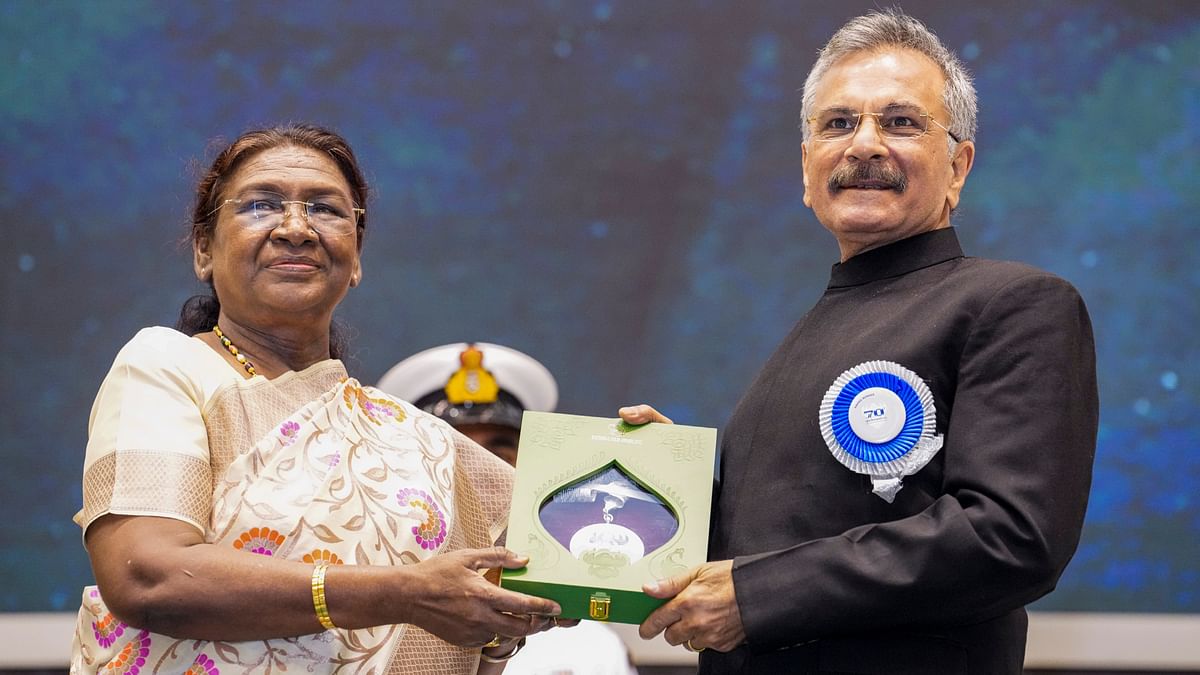 President Droupadi Murmu presents ‘Best Actor in a Supporting Role’ award for the film Fouja to Pawan Malhotra during the 70th National Film Awards, at Vigyan Bhawan, in New Delhi.