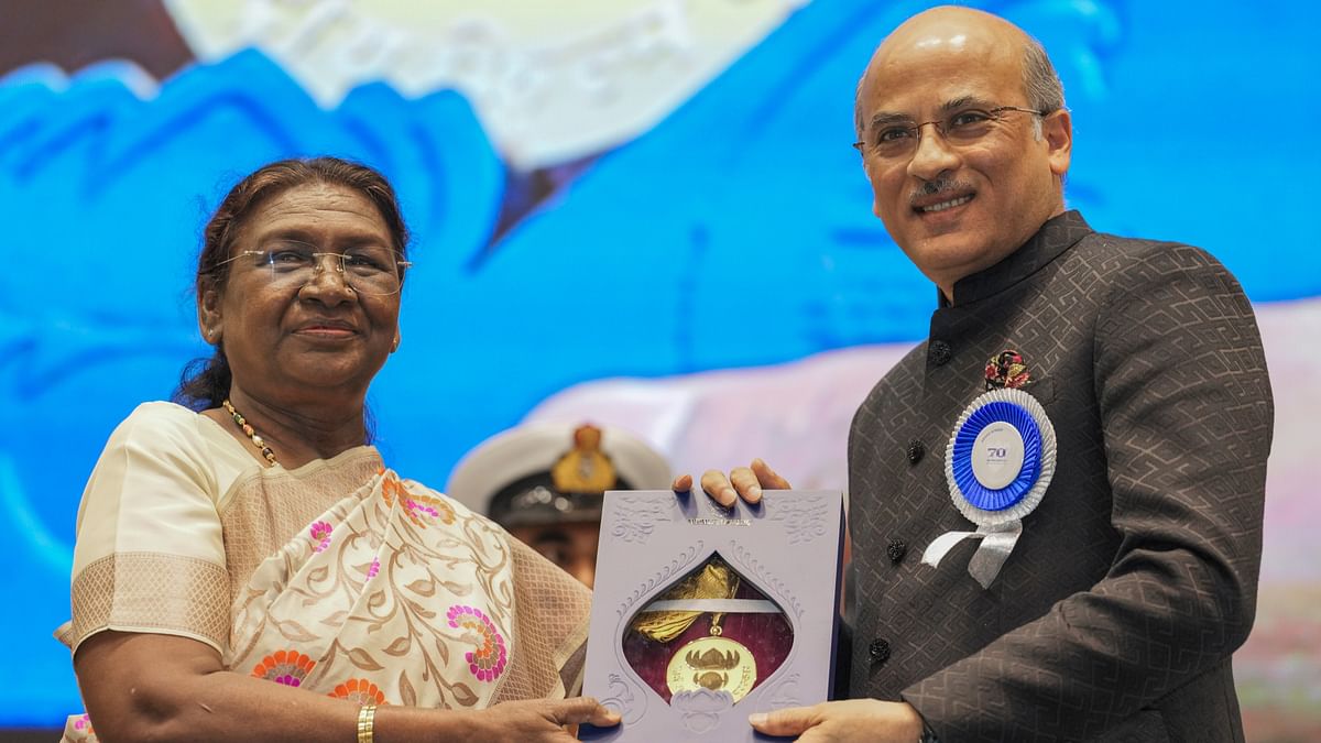 President Droupadi Murmu presents ‘Best Direction’ award for Uunchai to Sooraj R Barjatya during the 70th National Film Awards, at Vigyan Bhawan, in New Delhi.