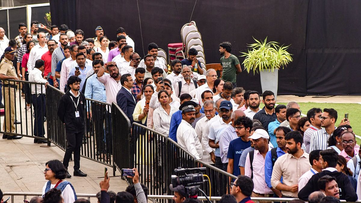 Hundreds of people stand in queue for the 'antim-darshan' of Ratan Tata at NCPA lawns, in Mumbai.