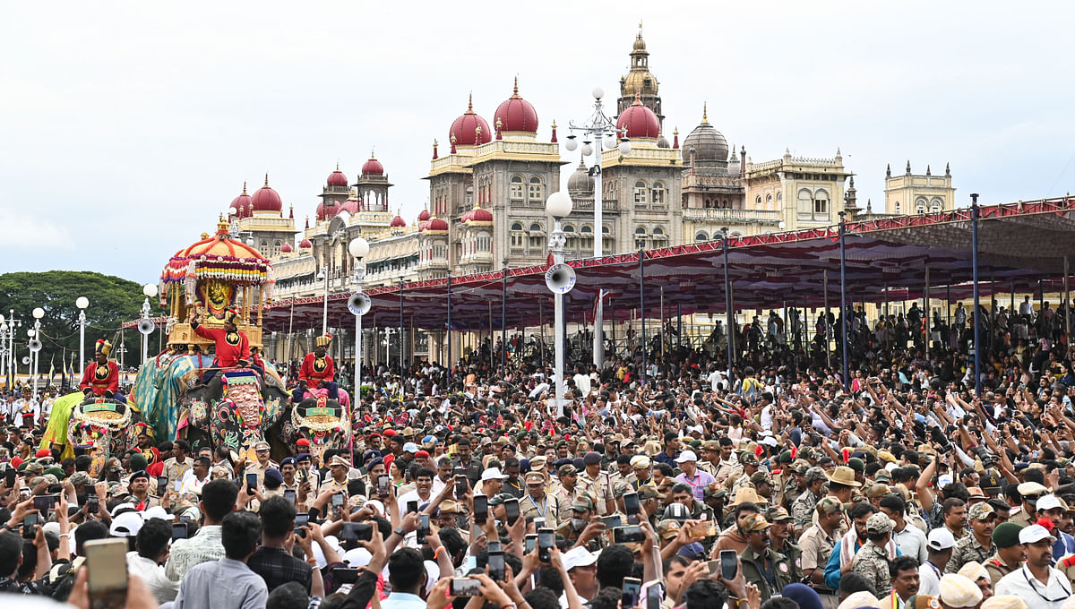 Lakhs of people witness the Jamboo Savari procession in Mysuru on Saturday. 