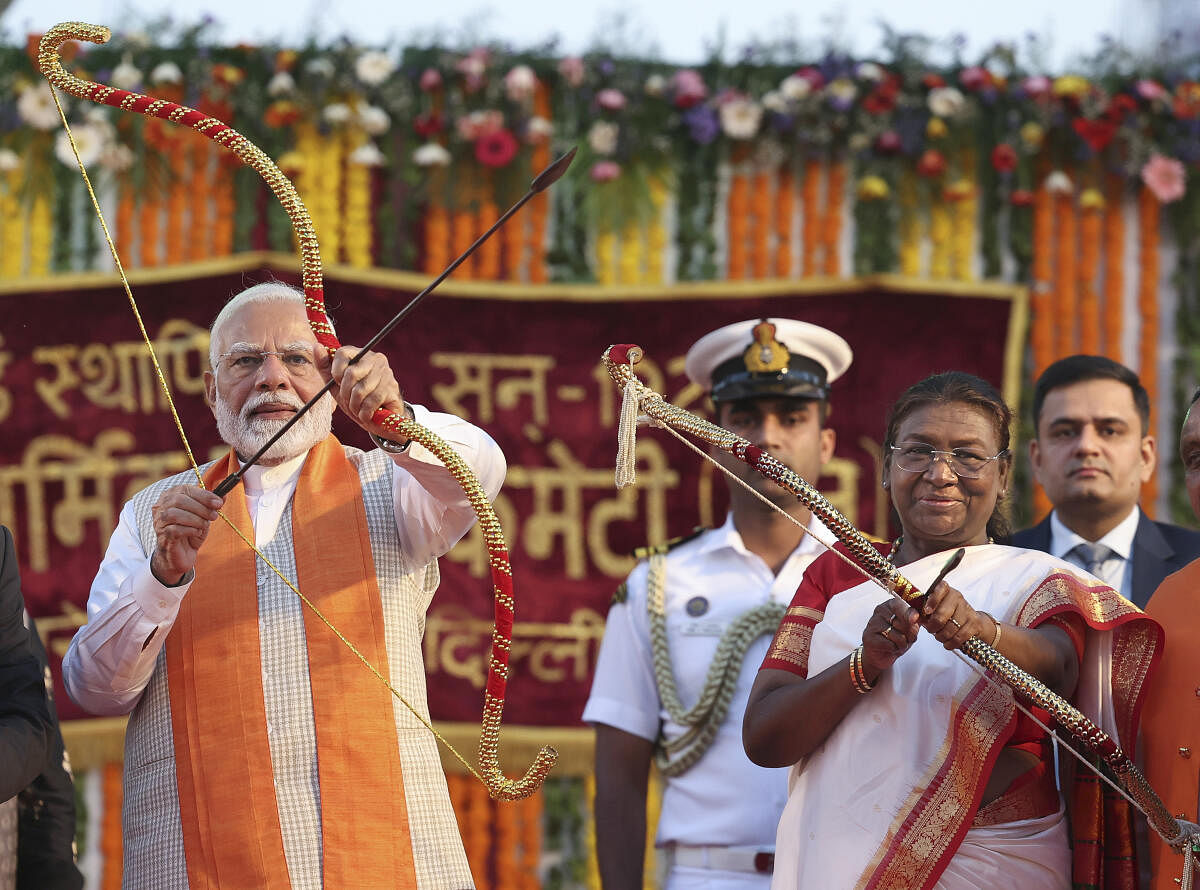 President Droupadi Murmu and Prime Minister Narendra Modi hold bows and arrows during Dussehra celebration, at Red Fort in New Delhi, Saturday, Oct. 12, 2024