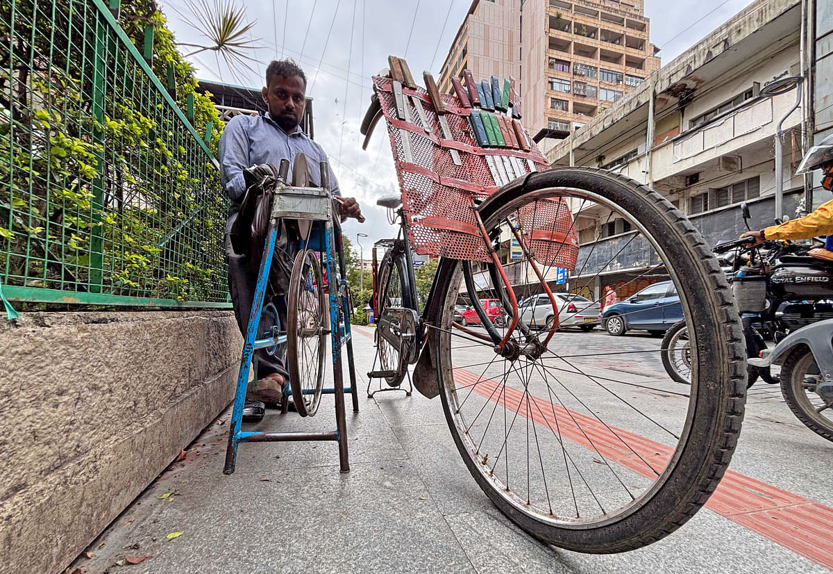 For DH Spectrum: A mobile knife sharpener in Church Street Benglauru. DH PHOTO/PUSHKAR V