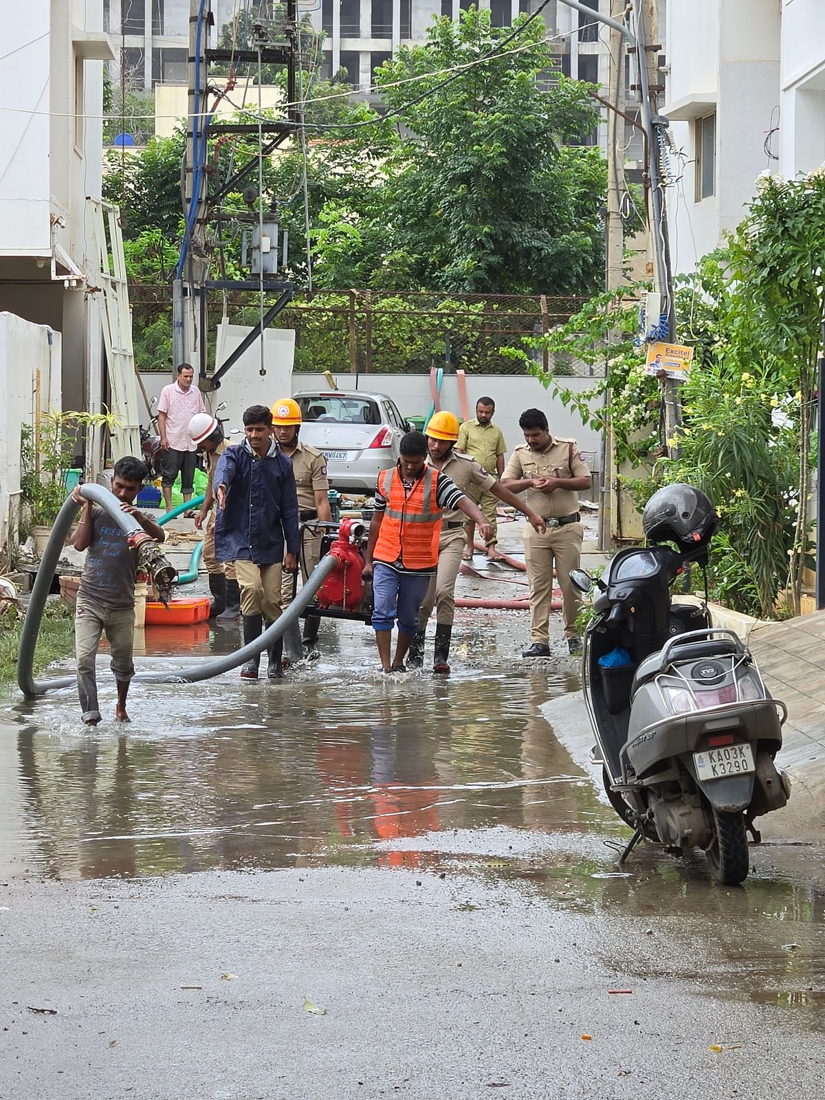 At Sai Layout near Horamavu the Fire Department and the BBMP use pumps to remove sewage-mixed water. 