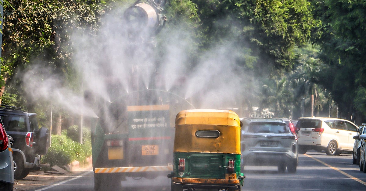 Delhi Battles Smog with Anti-Smog Guns