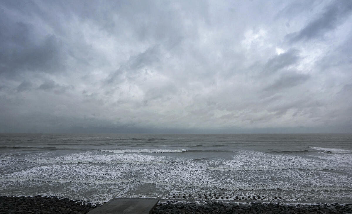 Waves crash ahead of Cyclone Dana's landfall in West Bengal.